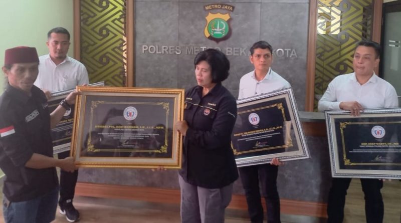 Tak Tanggung – Tanggung, FWJ Indonesia Sematkan Apresiasi ke 5 Perwira dan 1 Briptu Polres Metro Bekasi Kota