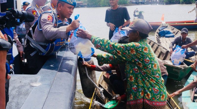 Dengan Kapal Ditpolairud, Karo Provoost Div Propam Polri Susuri Sungai Musi Berbagi Sembako ke Nelayan dan Masyarakat