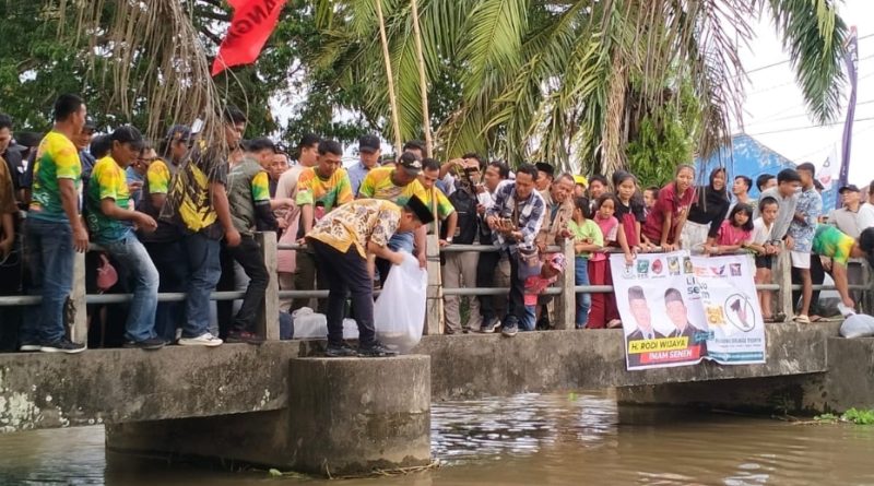 Disela Kegiatan Kampanye Dialogis Paslon Nomor Urut 1 H Rodi Wijaya Dan Imam Senen Tebarkan Bibit Ikan Dialiran Sungai Siring Agung