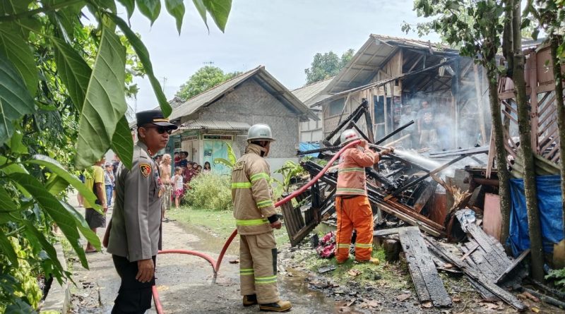 Kebakaran rumah semi permanen, Kapolsek Pangandaran Bantu evakuasi korban