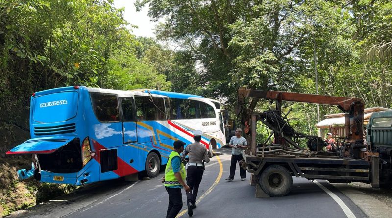 Laka Lantas Bus Pariwisata” Sat Lantas Polres Pangandaran Urai Kemacetan