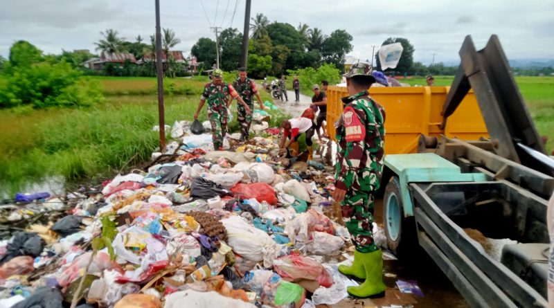 Koramil 1426-05/Marbo Bersama Warga Kerja Bakti Bersihkan Tumpukan Sampah