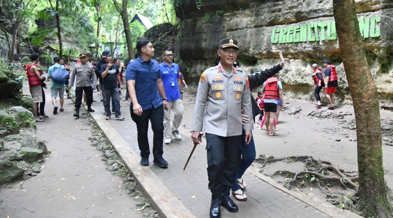 Libur Panjang, Kapolres Pangandaran Pimpin Langsung Pengamanan di Objek Wisata