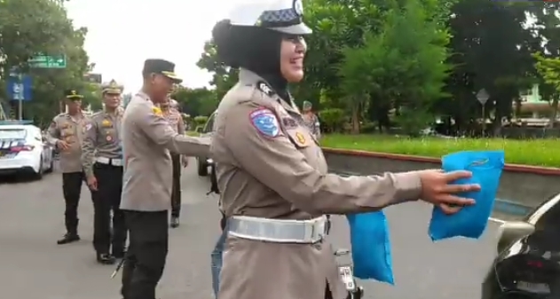 Polres Pangandaran Bagikan 150 Takjil Gratis kepada Pengendara